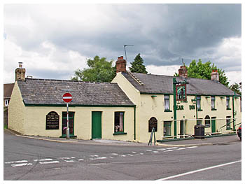 The Bear Inn, Llanhari 2004 ac (isod) - hen ran y Bear a ddefnyddiwyd fel ysgol ar un adeg 