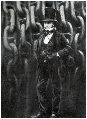 Isambard Kingdom Brunell yn sefyll wrth ochr cadwyni wedi'u gwneud gan Brown Lennox ar gyfer yr SS Great Eastern 